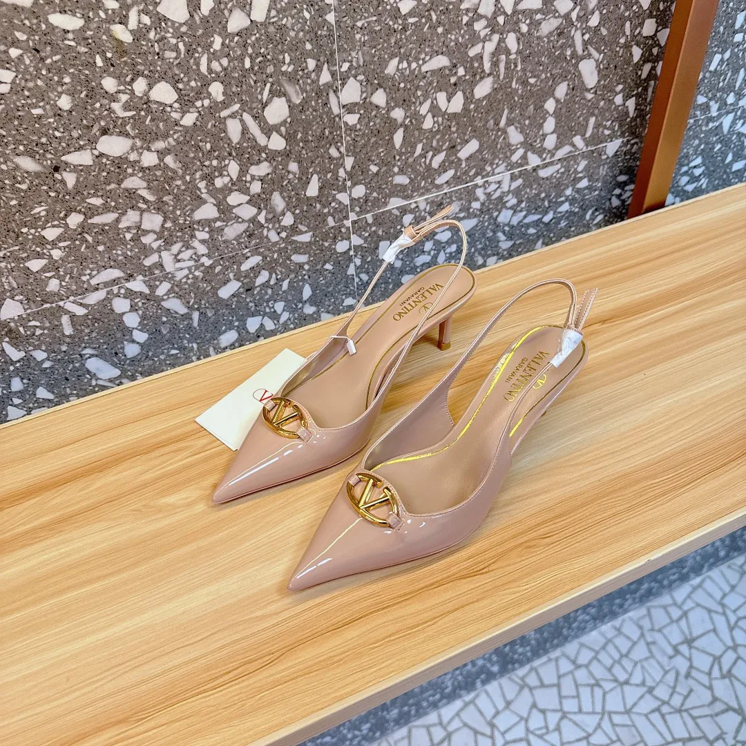 👟👟Ex-factory price 520👟👟 Valentino’s hottest new product in 2024, the new Mule shoes are also very easy to wear...😈😈😈 The latest logo buckle Perfectly combined with sexy pointed toe❤️‍🔥❤️‍🔥❤️‍🔥❤️‍🔥It is simply the pinnacle of summer fashion💖💖💖💖Original replica Outsole: Italian genuine leather outsole Heel height: 6.5cm Size: 35-39 (40 41 42 customization is non-returnable and non-exchangeable)